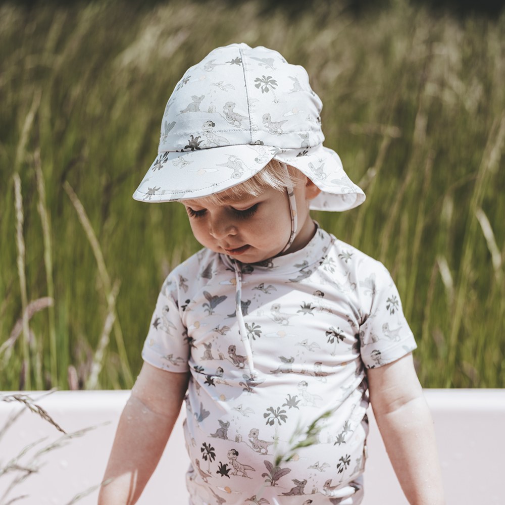 That's Mine San UV-hat - Dino esta - 85% Recycle PL / 15% EA Buy Tøj||Badetøj||Udsalg||Alle||Forår & sommer '24||Dino esta||Tøjbundle||Liveshopping d. 11/6||Udsalg - tøj||alt minus sløjfe||5 for 399||Den første sommer||Udsalg - badetøj||mette-sale||Dinosaurtøj & kostumer here.