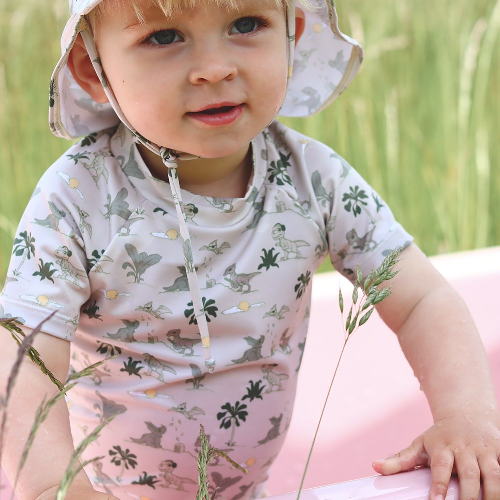 That's Mine San UV-hat - Dino esta - 85% Recycle PL / 15% EA Buy Tøj||Badetøj||Udsalg||Alle||Forår & sommer '24||Dino esta||Tøjbundle||Liveshopping d. 11/6||Udsalg - tøj||alt minus sløjfe||5 for 399||Den første sommer||Udsalg - badetøj||mette-sale||Dinosaurtøj & kostumer here.