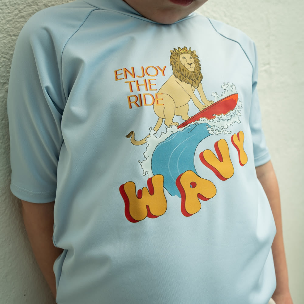 That's Mine Sami UV bade t-shirt - Wavy lion - 85% Recycle polyester / 15% Elastane Buy Badetøj||personale here.
