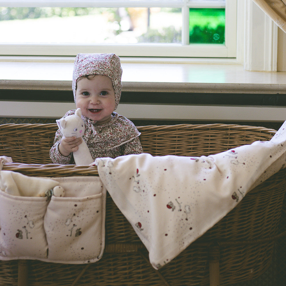 That's Mine Esme babyhjelm - Bouquet rouge - 48% Organic cotton / 47% Modal / 5% Elastan Buy Tøj||Udsalg||Alle||Forår & sommer '24||Bouquet rouge||Baby hjelme||Udsalg - tøj||alt minus sløjfe||5 for 399||mette-sale here.