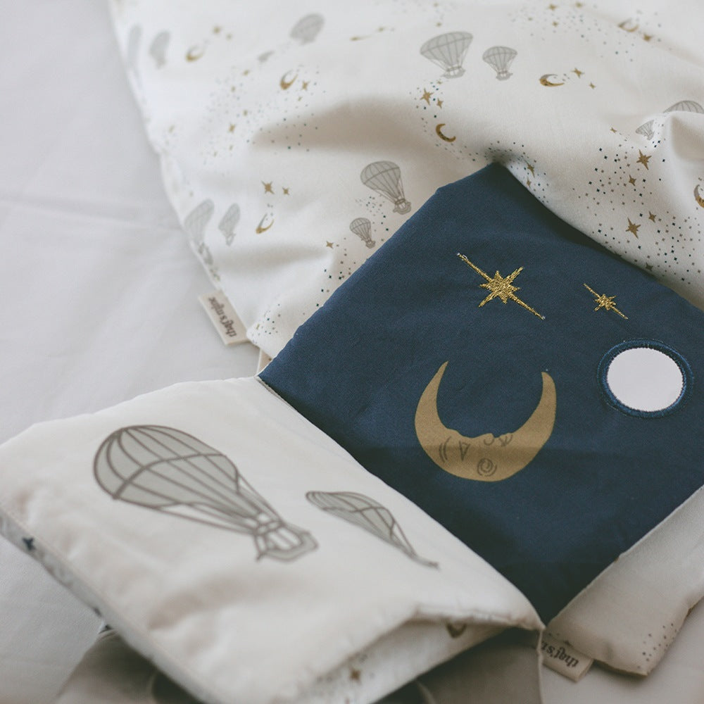 That's Mine Kimmey bog - Air balloon and bear - 100% Organic cotton Buy Legetid||Babylegetøj||Legetøj||Alle||Favoritter||personale||Influencer choice||Gaver mellem 200 - 499 kr.||alt minus sløjfe||NOOS||Påskebundle||mette-sale here.