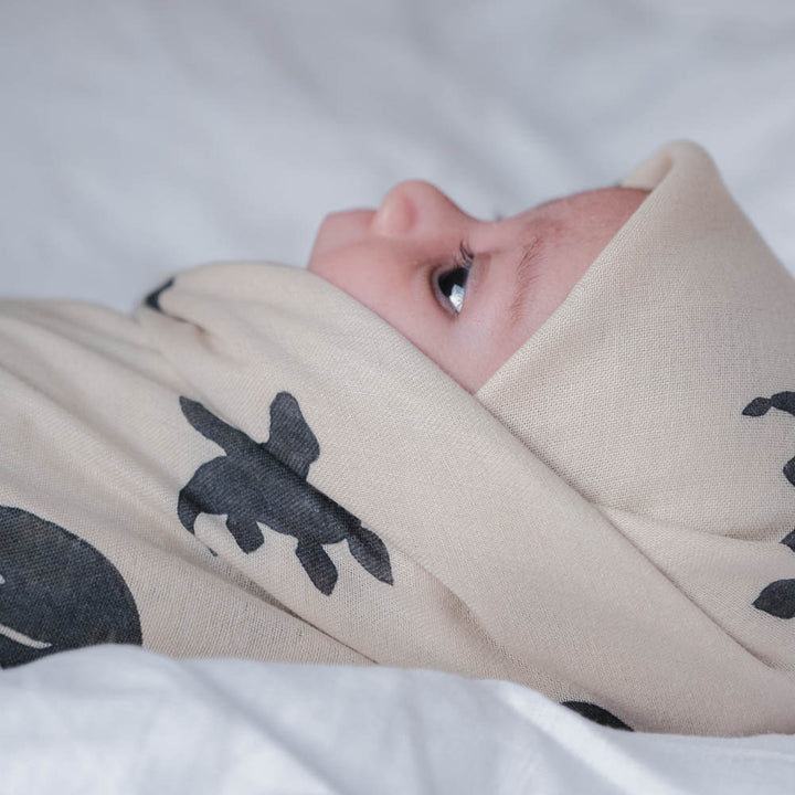 That's Mine Jana svøb - Mono dino - 100% Organic cotton Buy Amning & pusletid||Pusle||Babysvøb||Alle||Favoritter||personale||Efterår & vinter 2025||alt minus sløjfe||NOOS||AW25 NOOS||mette-sale||Dinosaurtøj & kostumer||Mono dino here.