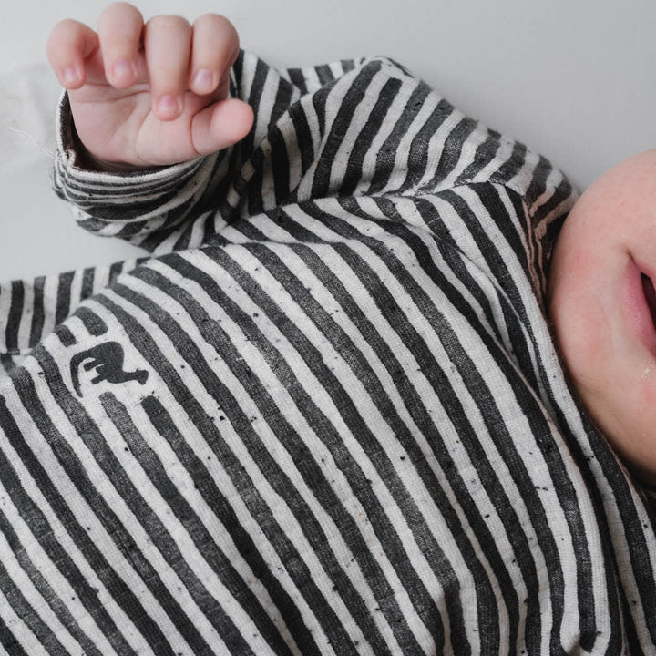 That's Mine Aksel t-shirt - Mono dino stripe - 95% Organic cotton / 5% Elastane Buy Tøj||T-shirts||Overdele||Alle||personale||Efterår & vinter 2025||alt minus sløjfe||mette-sale||Dinosaurtøj & kostumer||Mono dino||drop 1 aw25 here.