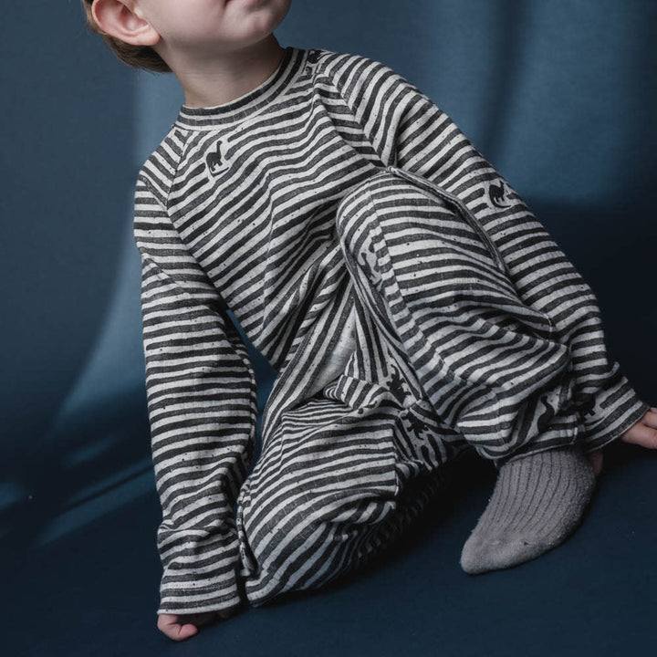 That's Mine Arthur pants - Mono dino stripe - 95% Organic cotton / 5% Elastane Buy Tøj||Bukser||Bukser & shorts||Alle||personale||Efterür & vinter 2025||alt minus sløjfe||mette-sale||Dinosaurtøj & kostumer||Mono dino||drop 1 aw25 here.