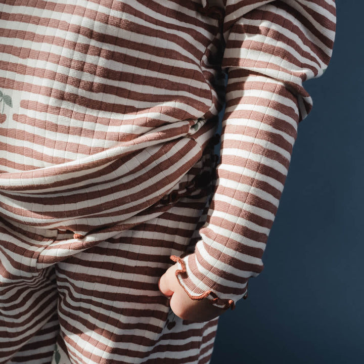 That's Mine Jamilla blouse - Love berry stripe - 95% Organic cotton / 5% Elastane Buy Tøj||Overdele||Bluser||Alle||personale||Efterür & vinter 2025||alt minus sløjfe||mette-sale||Love berry||drop 1 aw25 here.