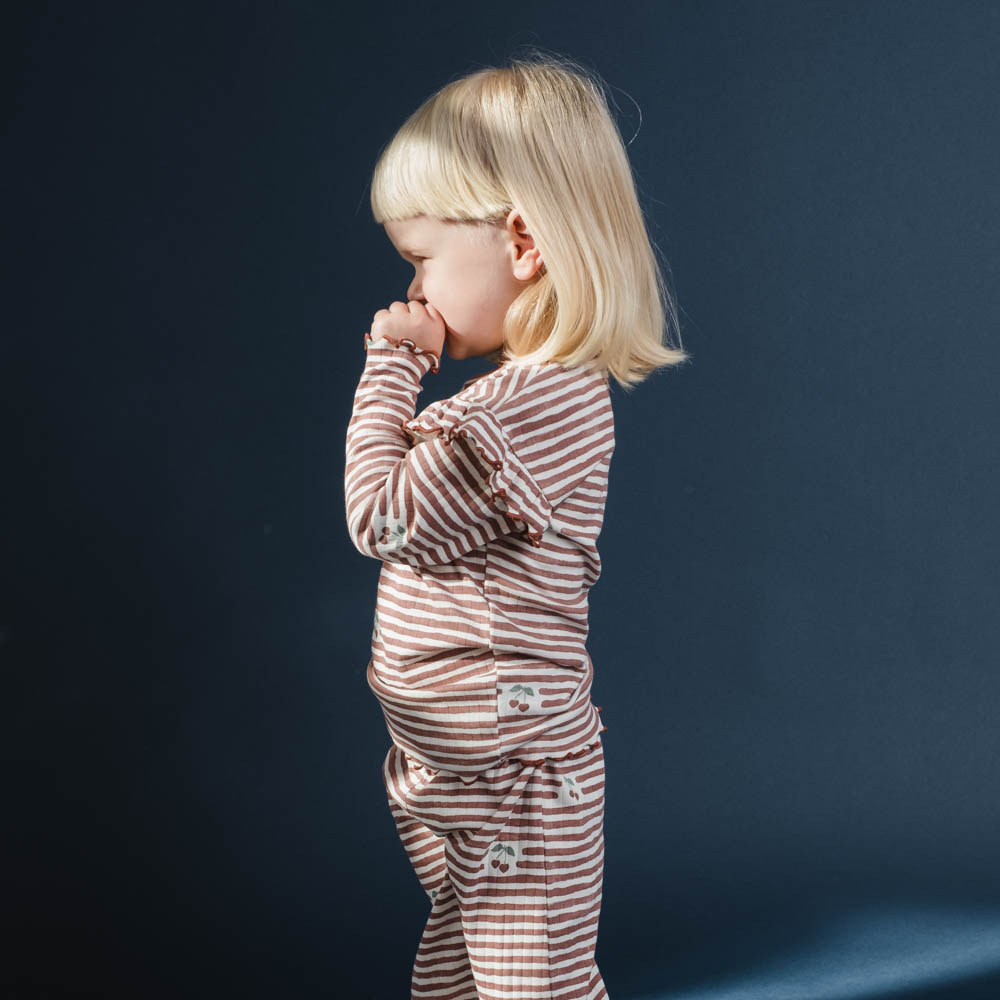 That's Mine Jamilla blouse - Love berry stripe - 95% Organic cotton / 5% Elastane Buy Tøj||Overdele||Bluser||Alle||personale||Efterür & vinter 2025||alt minus sløjfe||mette-sale||Love berry||drop 1 aw25 here.