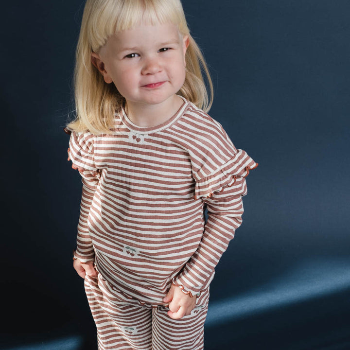 That's Mine Jamilla blouse - Love berry stripe - 95% Organic cotton / 5% Elastane Buy Tøj||Overdele||Bluser||Alle||personale||Efterür & vinter 2025||alt minus sløjfe||mette-sale||Love berry||drop 1 aw25 here.