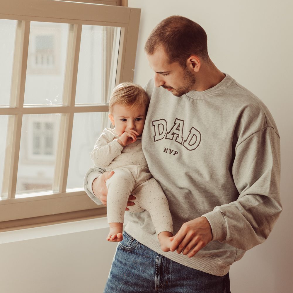 That's Mine Auguste sweatshirt - Dad mvp - 100% cotton Buy Tøj||Overdele||Sweatshirts||Alle||personale||Efterür & vinter 2025||alt minus sløjfe||SweatsÌt||mette-sale||drop 1 aw25 here.