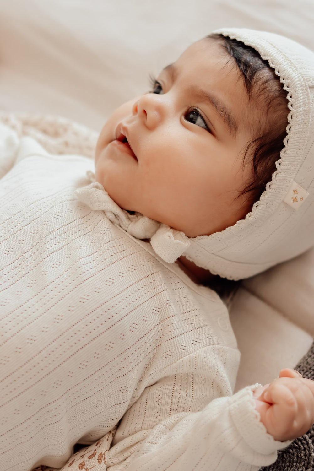 That's Mine Anna babyhjelm - Antique white - 100% Organic cotton Buy Tøj||Alle||Favoritter||personale||Baby hjelme||Influencer choice||alt minus sløjfe||NOOS||Antique white||mette-sale here.