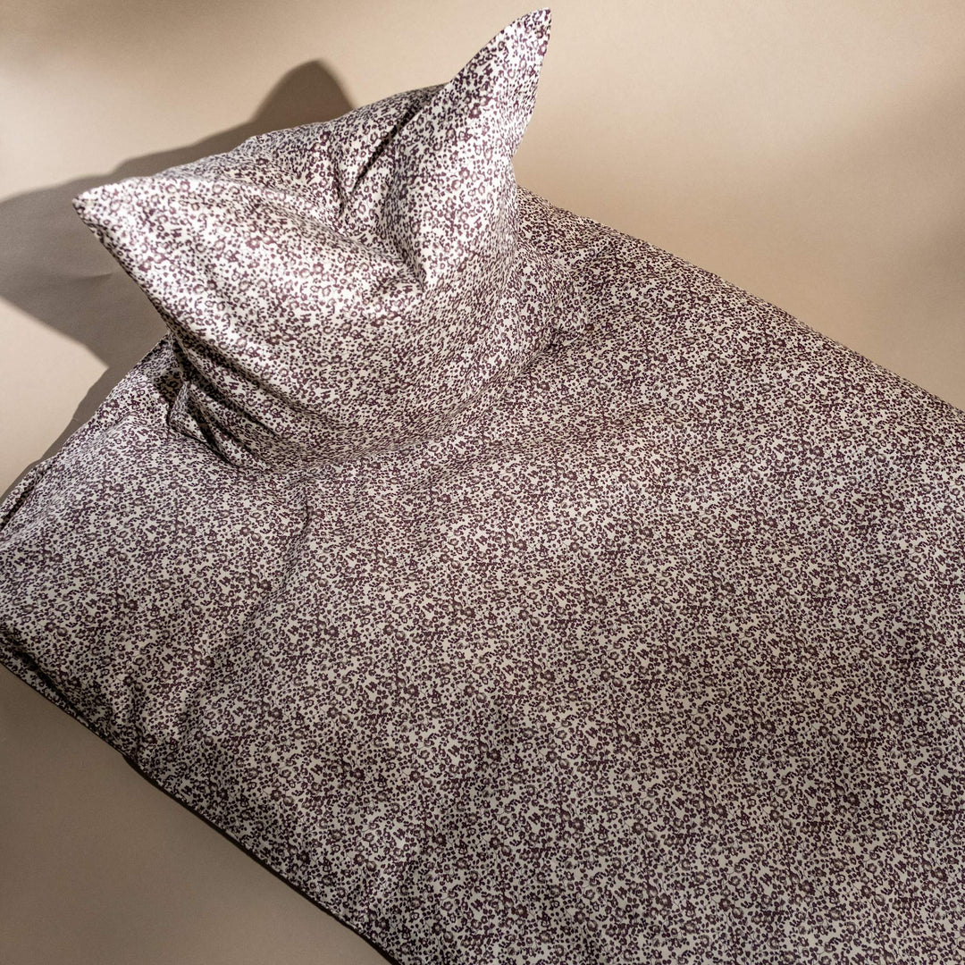 That's Mine Levi sengetøj - Flores red - 100% Organic cotton Buy Sovetid||Sengetøj||personale||Sengetøjstilbud||3 for 2||Udsalg - Sovetid||3 for 399||bj-resten-offer here.