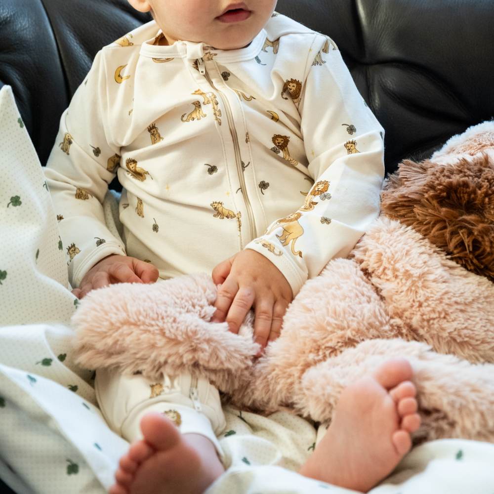 That's Mine Elliotte onesie - Lion - 48% Organic cotton / 47% Modal / 5% Elastane Buy Overdele||Onesies||personale||Basics here.