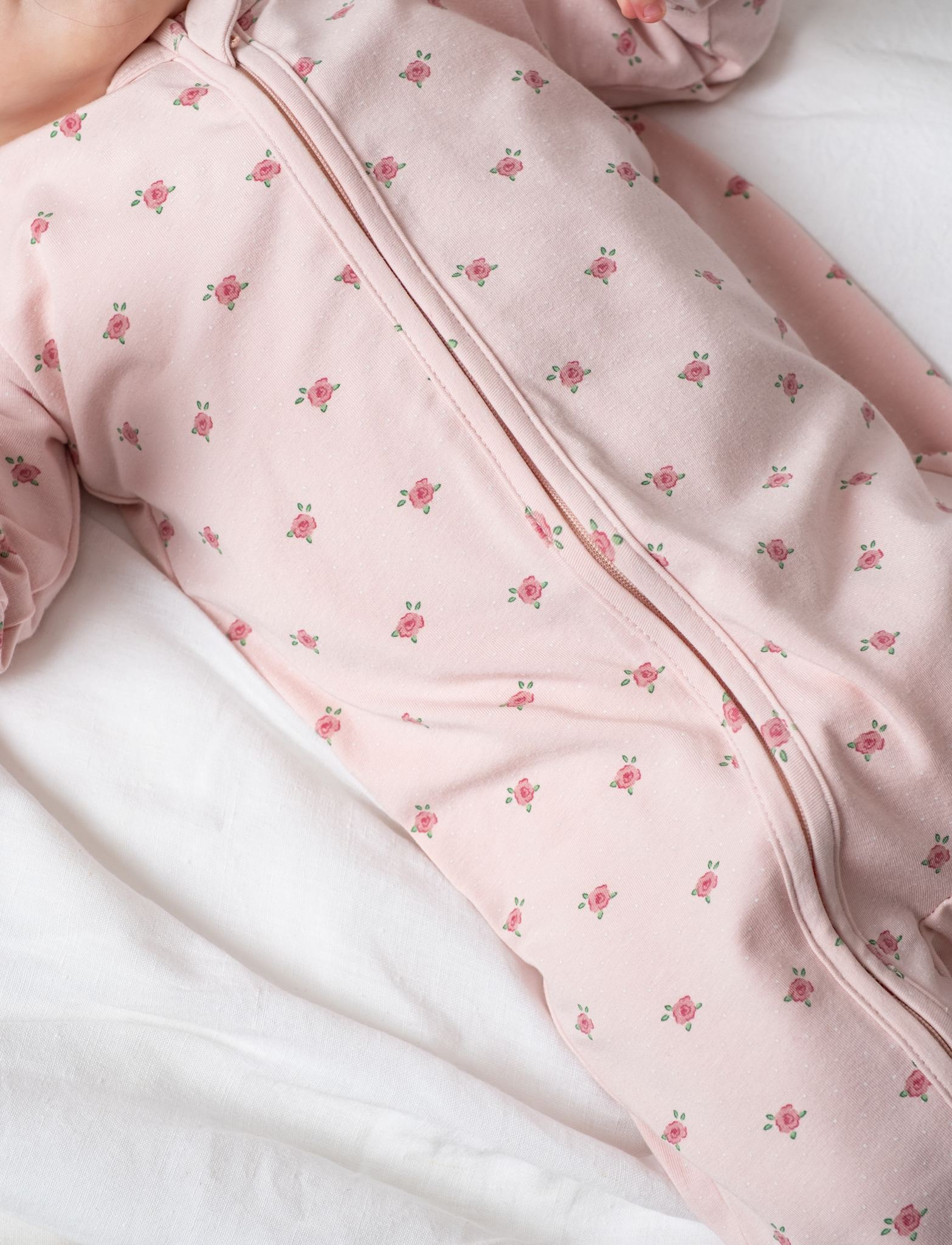 That's Mine Elliotte onesie - Tiny roses - 48% Bomuld (Økologisk), 47% Modal, 5% Elastan Buy Overdele||Onesies||Nattøj||personale||Baby essentials||Jersey||AW26||All here.