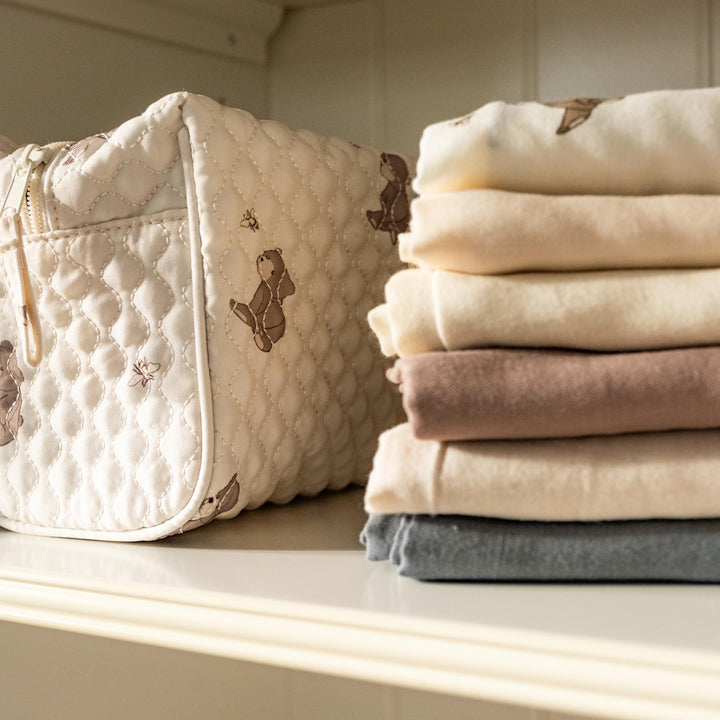 That's Mine Vigga toilettaske - Bees and bears - Outer: 100% Recycled polyester Lining: 100% Polyester Buy Amning & pusletid||Pusle||Toilettasker||Alle||Favoritter||personale||Bees and bears||AW24 - VIP adgang||Efterår og vinter 2024||Gaver under 200 kr.||alt minus sløjfe||NOOS||Rejseklar||mette-sale||bf-stor-bundle here.