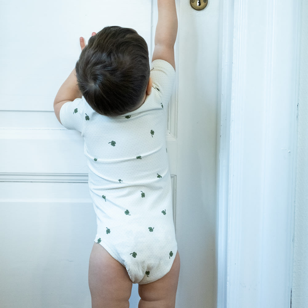 That's Mine Ellis SS bodystocking - Specks of luck - 48% Organic cotton / 47% Modal / 5% Elastane Buy Bodystockings||Undertøj||personale||Basics here.