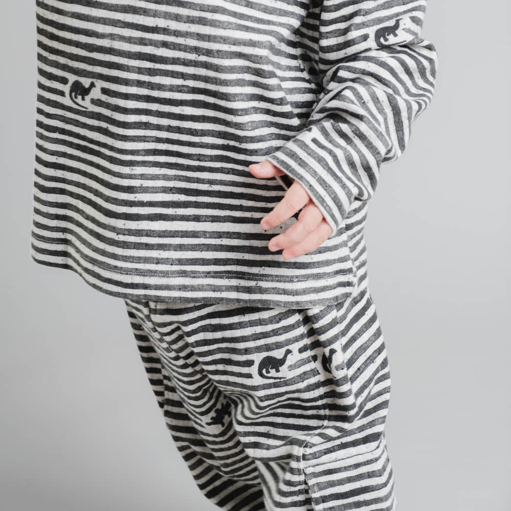 That's Mine Arthur pants - Mono dino stripe - 95% Organic cotton / 5% Elastane Buy Tøj||Bukser||Bukser & shorts||Alle||personale||Efterår & vinter 2025||alt minus sløjfe||mette-sale||Dinosaurtøj & kostumer||Mono dino||drop 1 aw25 here.