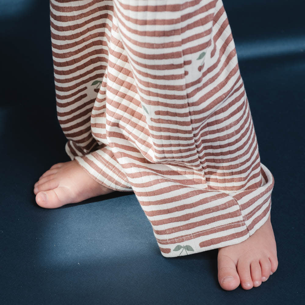 That's Mine Juliane bukser - Love berry stripe - 95% Organic cotton, 5% Elastan Buy Bukser||Nyheder||Bukser & shorts||personale||Efterår & vinter 2025||Love berry||drop 1 aw25||Jersey here.
