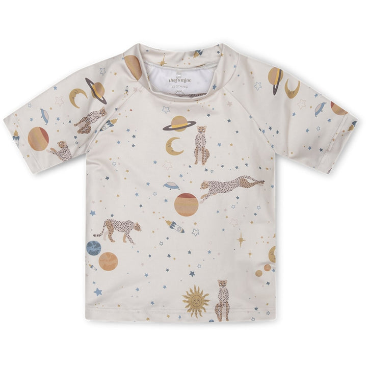 That's Mine Sami swim t-shirt - Leo espace - 85% Recycle polyester / 15% Elastane Buy Tøj||Badetøj||personale here.